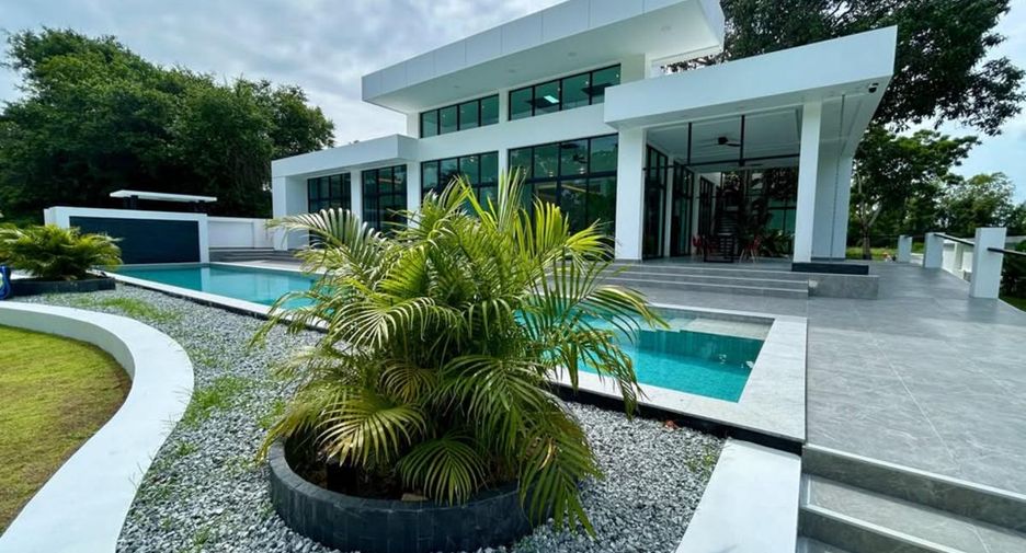 For sale 4 bedrooms house in Huay Yai, Pattaya