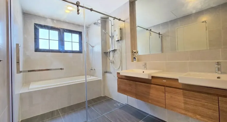 For rent 4 bedrooms house in Bang Phli, Samut Prakan