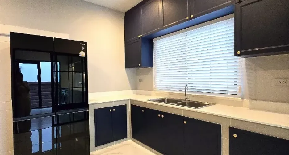 Haus zur Miete mit 5 Zimmer in Bang Phli, Samut Prakan