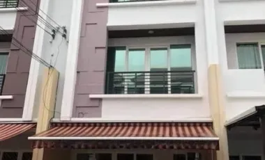 For rent 3 bedrooms townhouse in Wang Thonglang, Bangkok