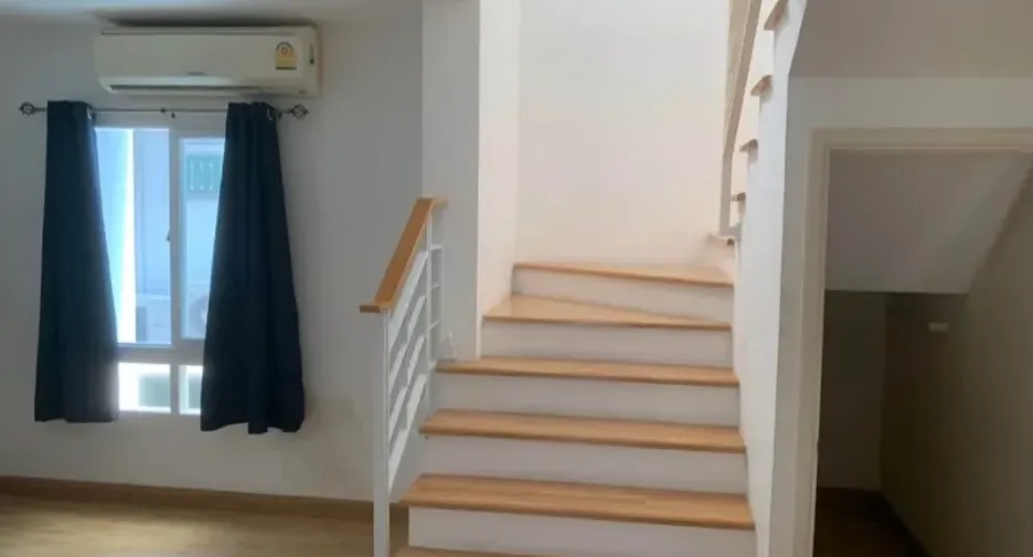For rent 3 bedrooms townhouse in Wang Thonglang, Bangkok