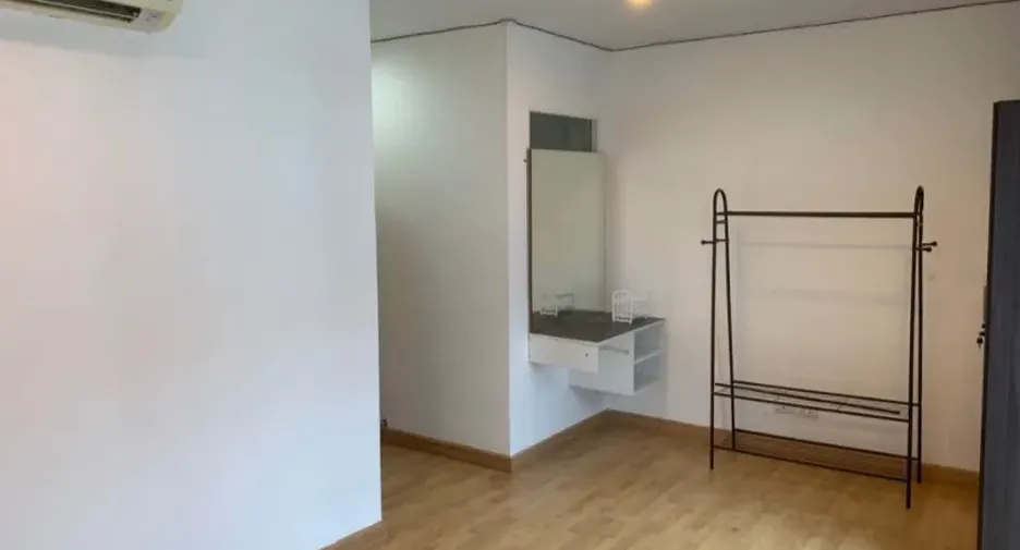 For rent 3 bedrooms townhouse in Wang Thonglang, Bangkok