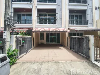 For sale 4 bedrooms townhouse in Wang Thonglang, Bangkok