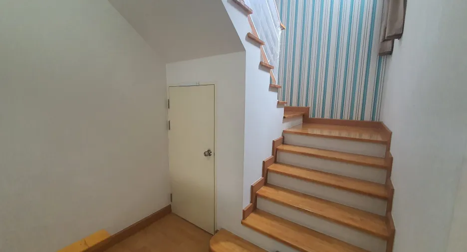 For sale 4 bedrooms townhouse in Wang Thonglang, Bangkok