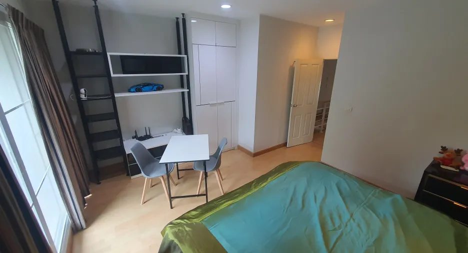 For sale 4 bedrooms townhouse in Wang Thonglang, Bangkok