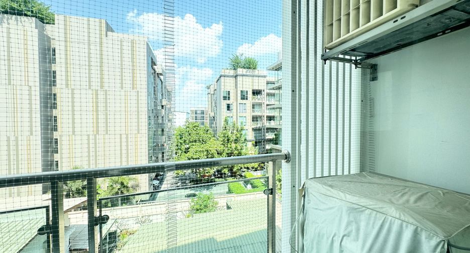 For sale 2 ベッドルーム condo in Phra Khanong, Bangkok