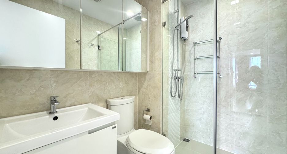 For sale 2 ベッドルーム condo in Phra Khanong, Bangkok