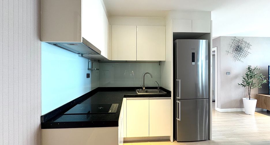 For sale 2 ベッドルーム condo in Phra Khanong, Bangkok