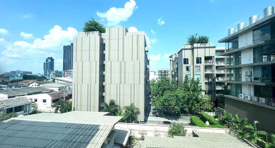 For sale 2 ベッドルーム condo in Phra Khanong, Bangkok