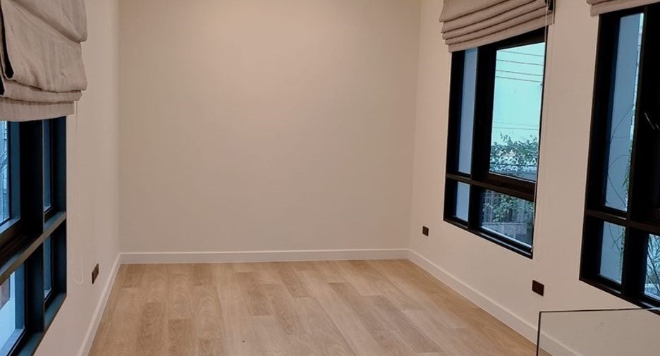 Casa en alquiler y en venta de 3 habitaciones en Watthana, Bangkok