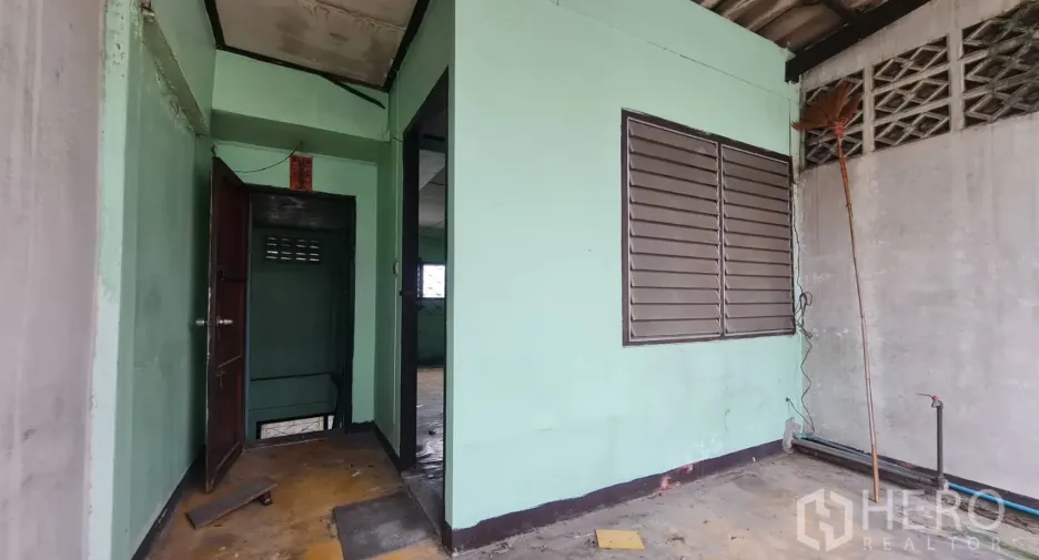 For rent and for sale 2 bedrooms retail Space in Watthana, Bangkok