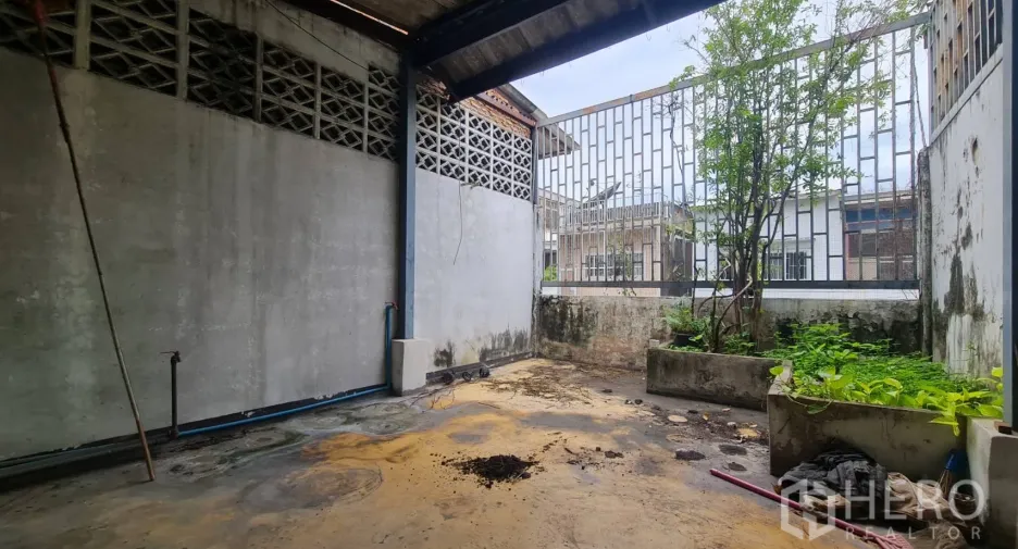 For rent and for sale 2 bedrooms retail Space in Watthana, Bangkok
