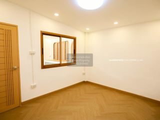 For sale 2 bedrooms townhouse in Huai Khwang, Bangkok