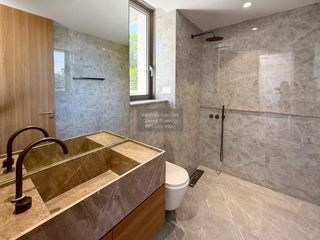 For sale 5 bedrooms townhouse in Watthana, Bangkok