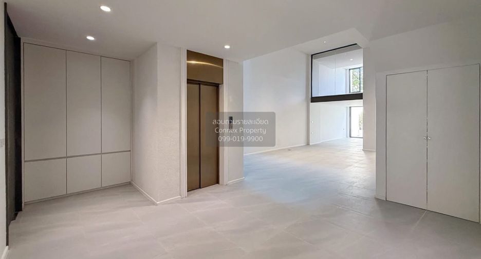 For sale 5 bedrooms townhouse in Watthana, Bangkok