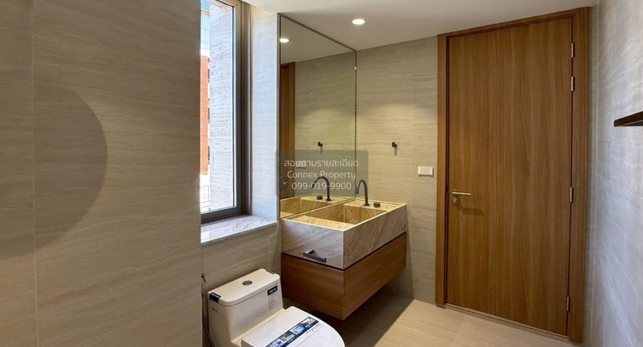 For sale 5 bedrooms townhouse in Watthana, Bangkok