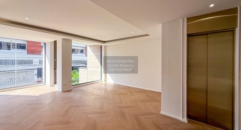 For sale 5 bedrooms townhouse in Watthana, Bangkok