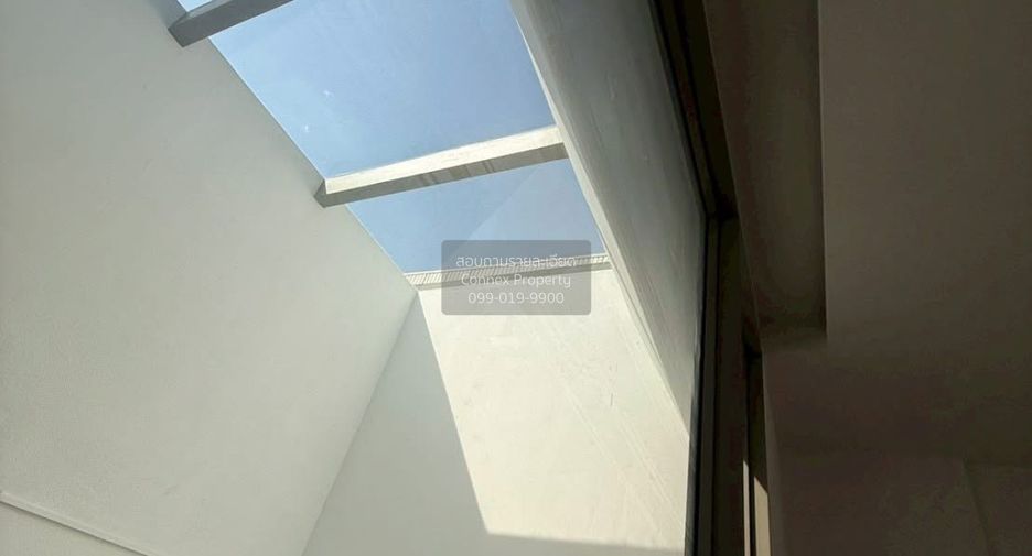 For sale 5 bedrooms townhouse in Watthana, Bangkok