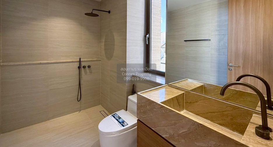 For sale 5 bedrooms townhouse in Watthana, Bangkok