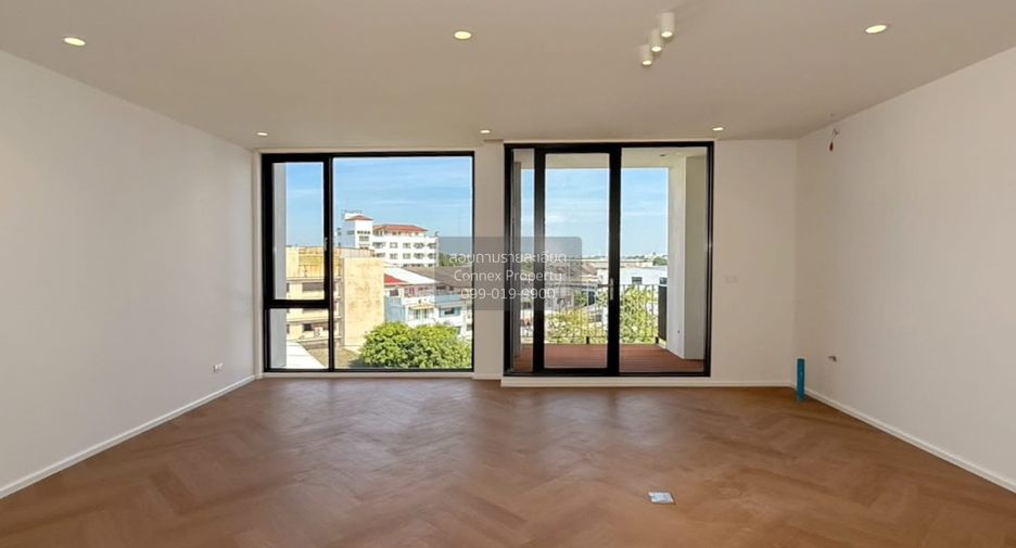 For sale 5 bedrooms townhouse in Watthana, Bangkok