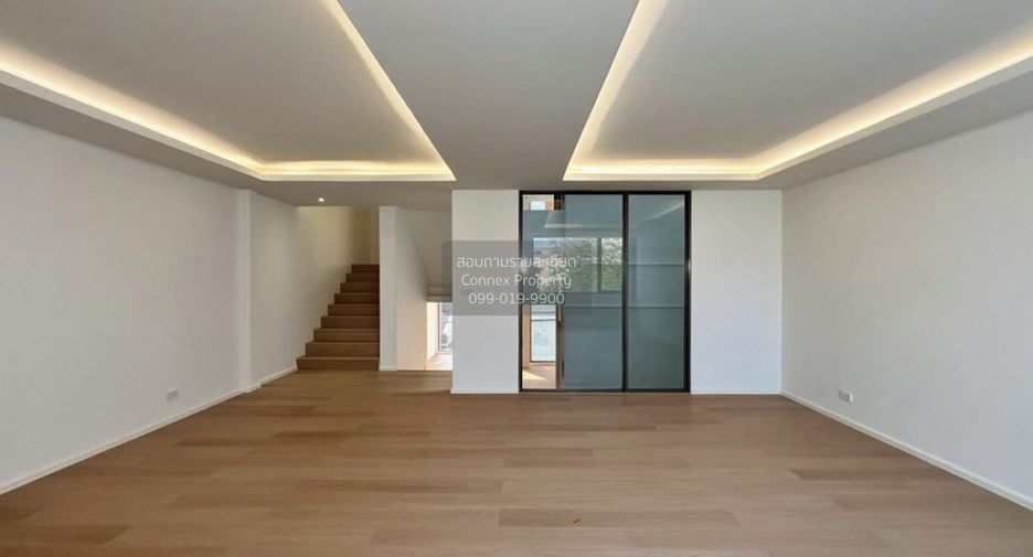 For sale 5 bedrooms townhouse in Watthana, Bangkok