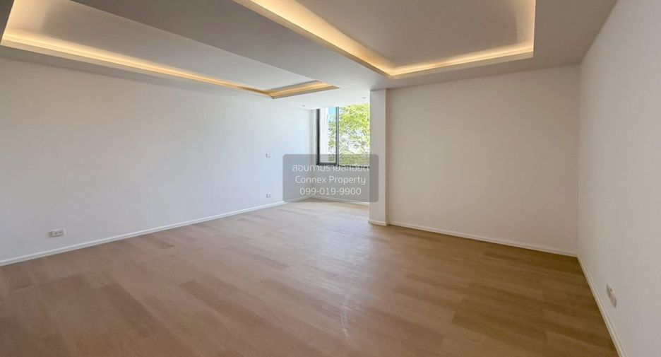 For sale 5 bedrooms townhouse in Watthana, Bangkok