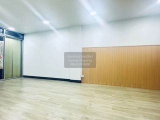 For sale 4 bedrooms retail Space in Phra Khanong, Bangkok