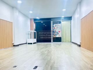 For sale 4 bedrooms retail Space in Phra Khanong, Bangkok