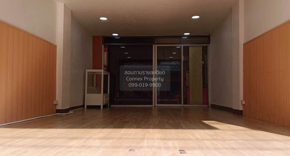 Local comercial en venta de 4 habitaciones en Phra Khanong, Bangkok
