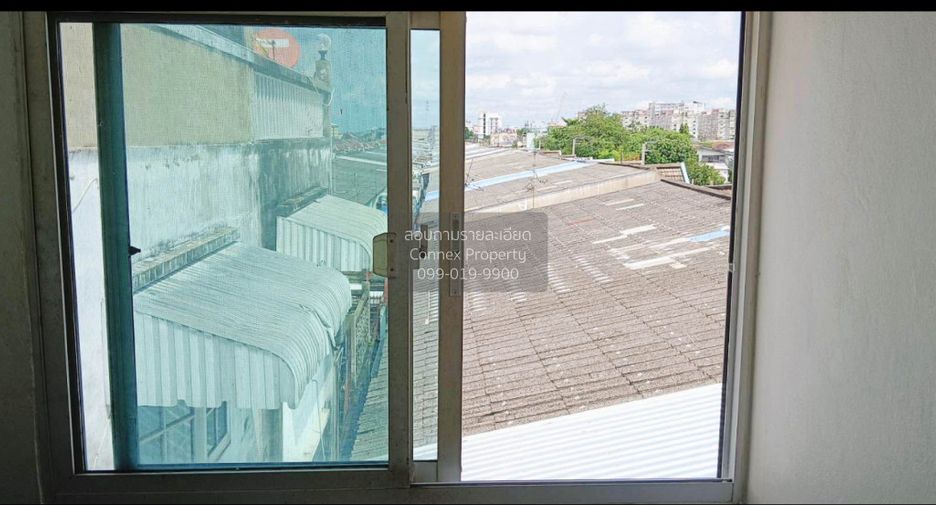 Local comercial en venta de 4 habitaciones en Phra Khanong, Bangkok