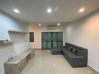 Casa adosada en venta de 3 habitaciones en Don Mueang, Bangkok