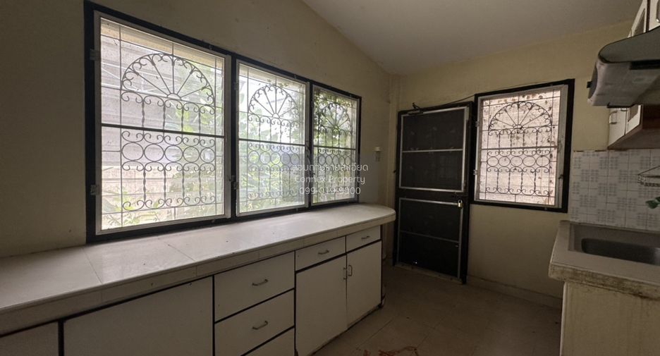 For sale 5 bedrooms house in Lat Phrao, Bangkok