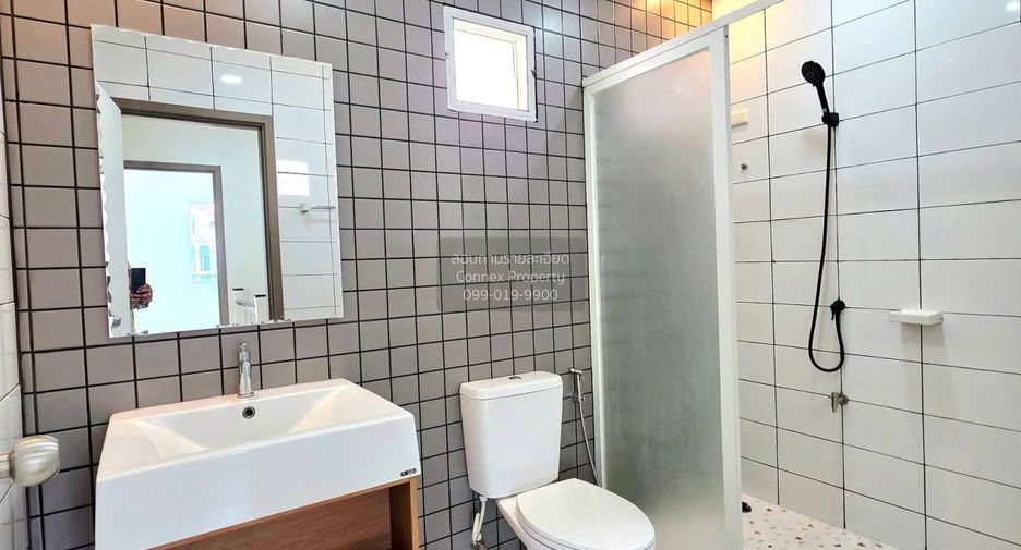 For sale 3 ベッドルーム townhouse in Bang Khun Thian, Bangkok