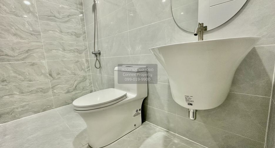 Casa adosada en venta de 3 habitaciones en Lat Phrao, Bangkok