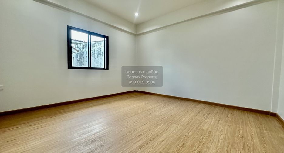 Casa adosada en venta de 3 habitaciones en Lat Phrao, Bangkok