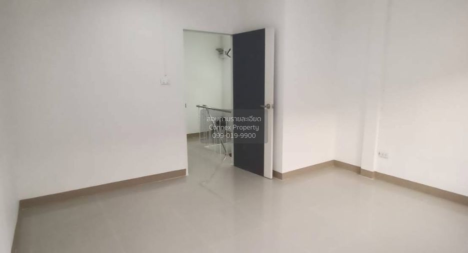 Casa adosada en venta de 3 habitaciones en Krathum Baen, Samut Sakhon