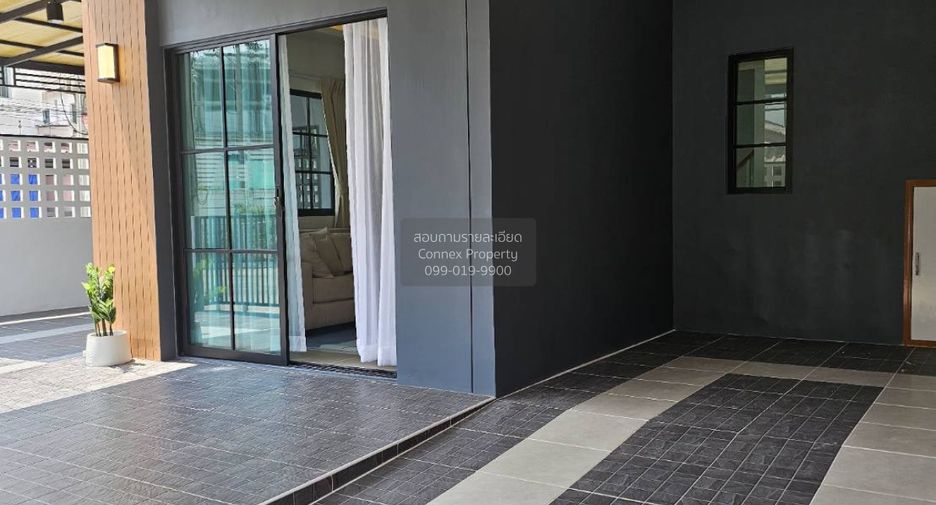 For sale 4 bedrooms townhouse in Lat Krabang, Bangkok