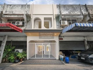 À vendre 3 chambres maison de ville à Wang Thonglang, Bangkok