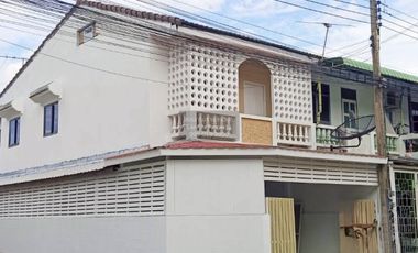 À vendre 3 chambres maison de ville à Krathum Baen, Samut Sakhon