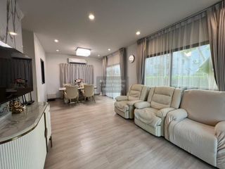 出售 4 卧室 独立屋 在 Mueang Pathum Thani, Pathum Thani
