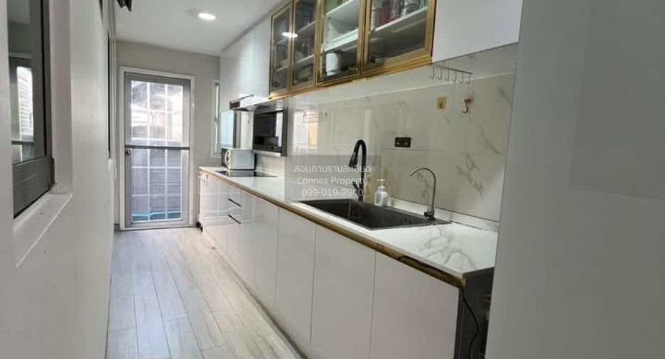For sale 4 bedrooms house in Mueang Pathum Thani, Pathum Thani