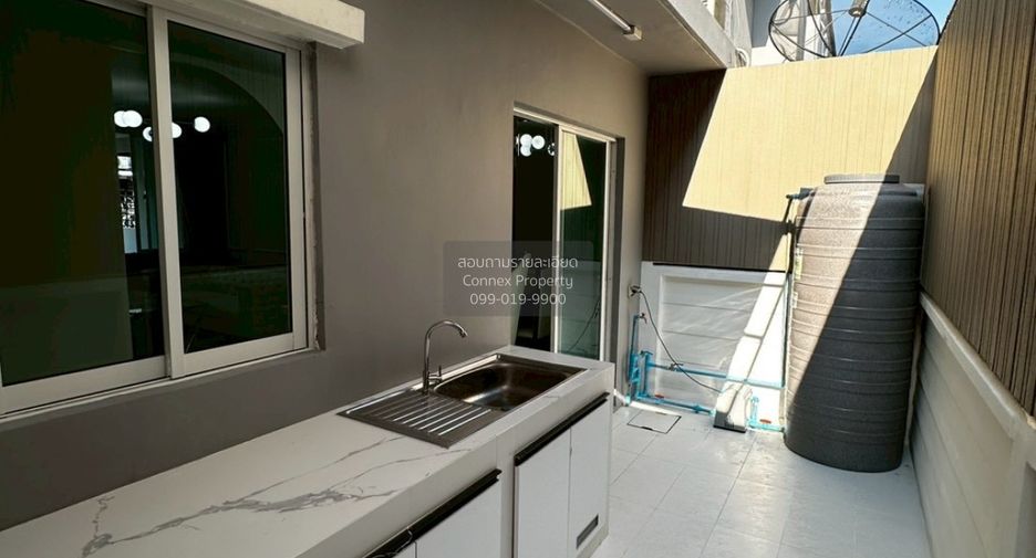 For sale 3 bedrooms townhouse in Lat Phrao, Bangkok