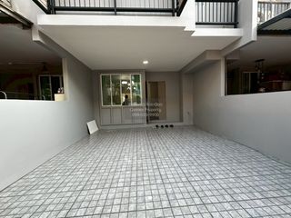 À vendre 3 chambres maison de ville à Lat Phrao, Bangkok