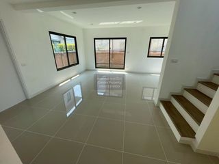 Casa en alquiler de 4 habitaciones en Bang Phli, Samut Prakan