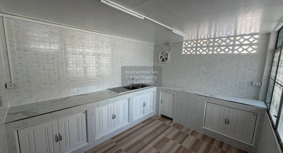 Haus zur Miete mit 3 Zimmer in Phra Khanong, Bangkok