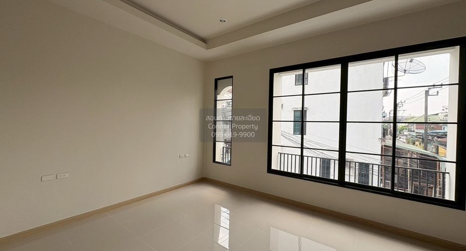 For rent 4 bedrooms townhouse in Lat Phrao, Bangkok