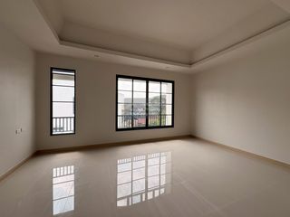 Casa adosada en alquiler de 4 habitaciones en Lat Phrao, Bangkok