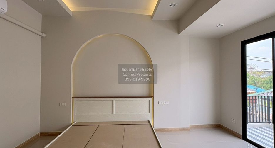 For rent 4 bedrooms townhouse in Lat Phrao, Bangkok