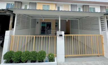 À louer 3 chambres maison de ville à Bang Khae, Bangkok