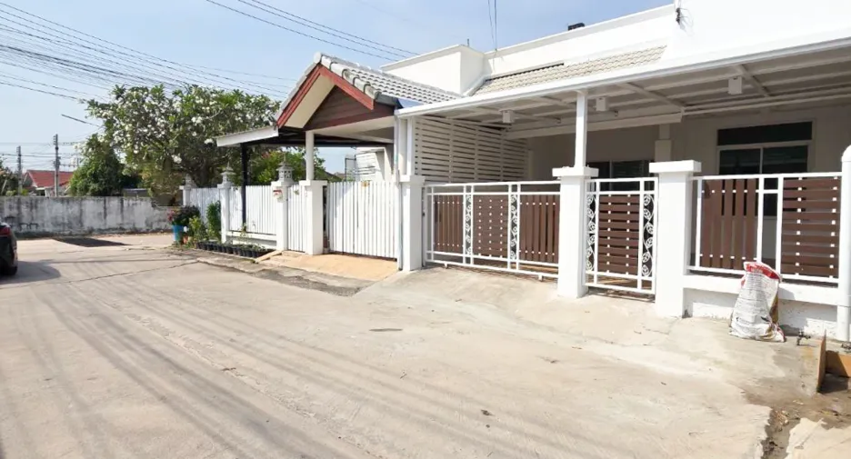 For sale 2 bedrooms townhouse in East Pattaya, Pattaya